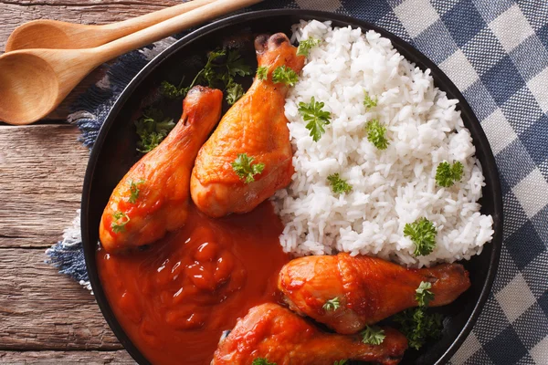 Thaise keuken: kip been met chilli saus Sriracha en rijst cl — Stockfoto