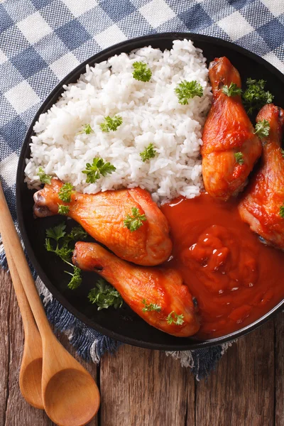 Thai cuisine: chicken leg with chilli sauce Sriracha and Rice cl — Stock Photo, Image