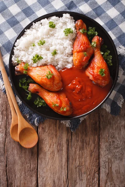 Kip drumstick met Sriracha chili saus en rijst garnituur. V — Stockfoto