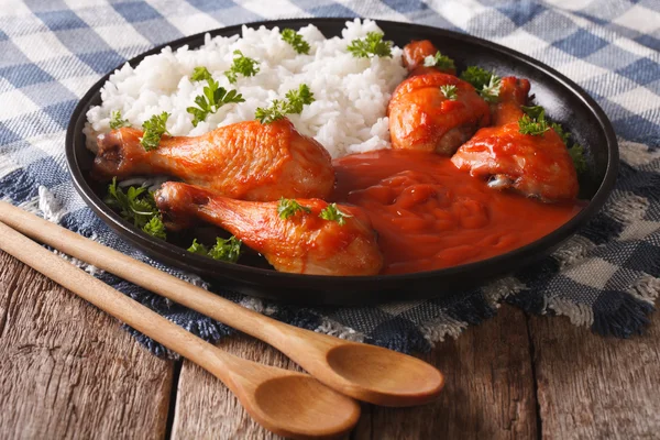 Gebakken kip met Chili saus Sriracha en rijst close-up. Hori — Stockfoto