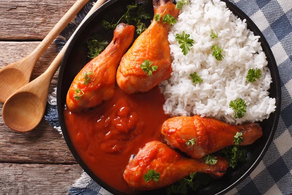 Frango assado com molho de pimenta Sriracha e Arroz close-up. hori — Fotografia de Stock