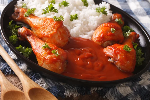 태국 닭 다리 구운 매운 고추 소스에 Sriracha 쌀 — 스톡 사진