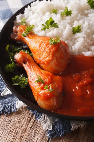 치킨 드럼 스틱 Sriracha 고추 소스와 쌀 장식 cl와 — 스톡 사진