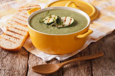 kalın kabak çorbası yakın sarı tencere ve tost. Yatay