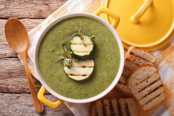 Crème soep van courgette met kruiden Mijnwezen van dichtbij in een steelpan. horizo — Stockfoto