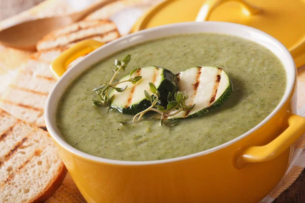 Soupe à la crème de courgettes aux herbes en gros plan dans une casserole. horizo — Photo