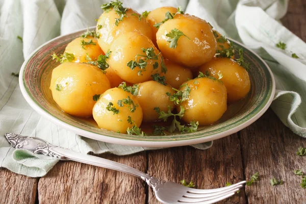 Batatas novas caramelizadas com close-up de salsa. horizontal — Fotografia de Stock