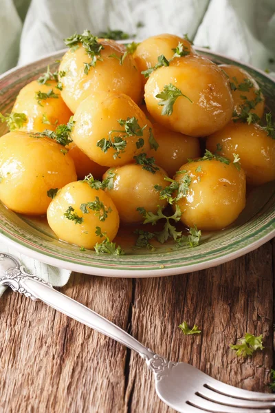 Masanın üzerine maydanoz yakın çekim ile sırlı yeni patates. dikey — Stok fotoğraf