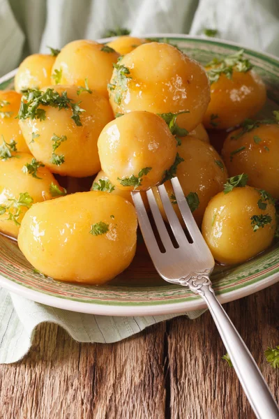 Cocina danesa: glaseado de patatas nuevas con perejil de cerca. vert —  Fotos de Stock