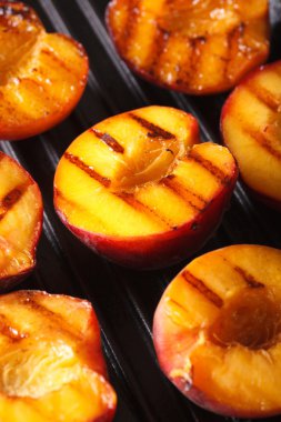 Taze şeftali ızgara makro üzerinde. Dikey