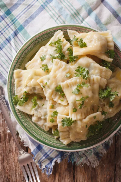 Alemão quente Maultaschen Dumplings em um prato com closeup manteiga . — Fotografia de Stock