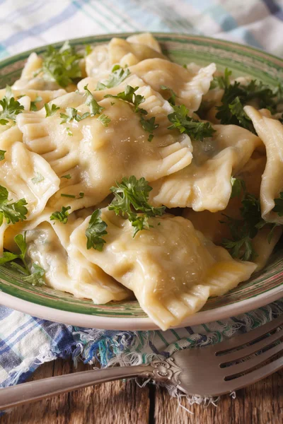 Alemão quente Maultaschen Dumplings em um prato com closeup manteiga . — Fotografia de Stock