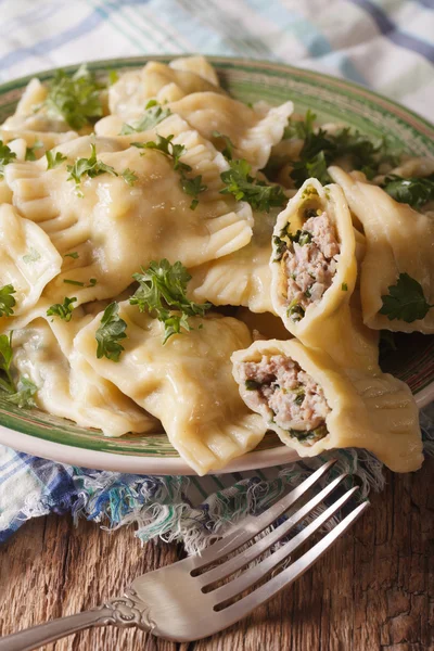 Německá kuchyně: Maultaschen se špenátem a masem zblízka na — Stock fotografie