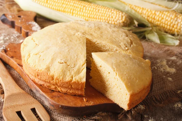 Pane rotondo di pane di grano primo piano su un'asse di legno. Orizzonte — Foto Stock