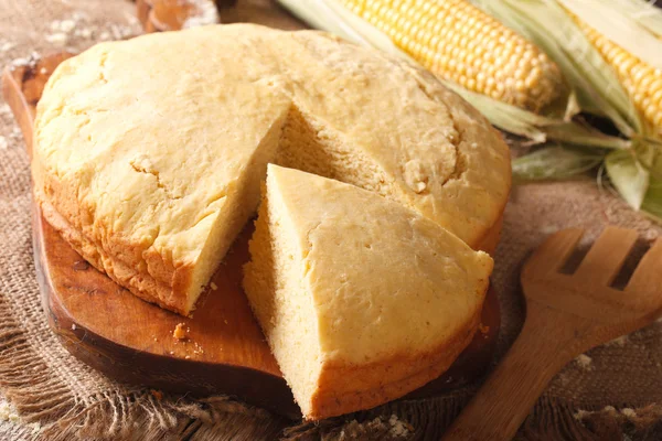 Домашний свежеиспеченный кукурузный хлеб крупным планом. Горизонталь — стоковое фото