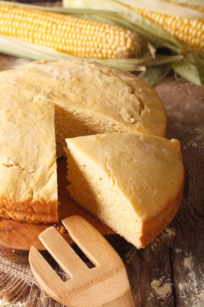 Homemade fresh-baked corn bread close-up. vertical — Stock Photo, Image