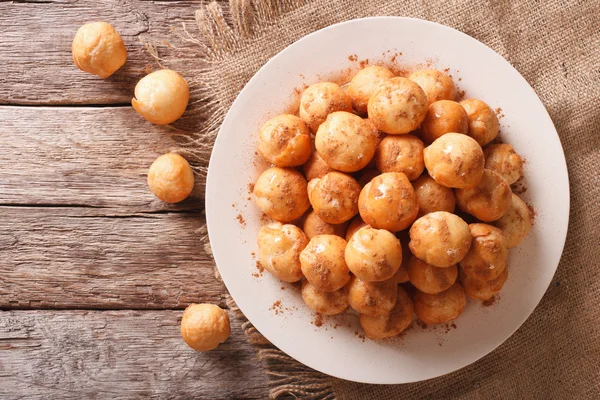 Loukoumades Donuts mit Honig und Zimt in Großaufnahme. horizontal — Stockfoto