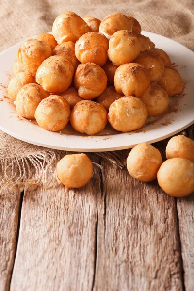 Средиземноморская кухня: жареные пончики с медом и корицей — стоковое фото