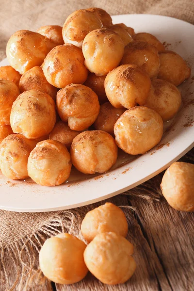 Grekiska loukoumades donuts med honung och kanel närbild. ver — Stockfoto