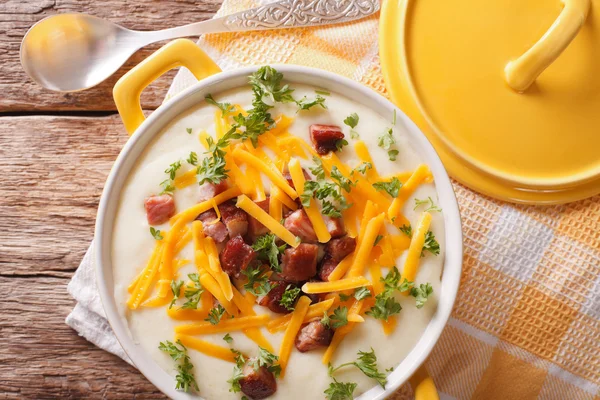 Soupe de pommes de terre épaisse et savoureuse avec bacon et fromage cheddar. horizonta — Photo