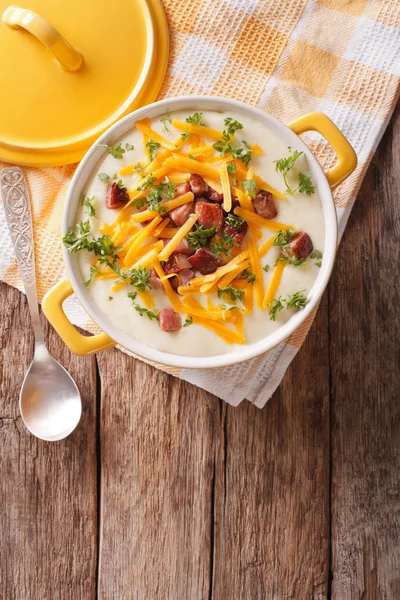 Sopa de puré de papa con tocino y cheddar de cerca en una sartén. Vert. — Foto de Stock