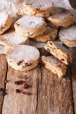 Fried Galce Pastalar kuru üzüm ve pudra şekeri yakın çekim ile. Vert