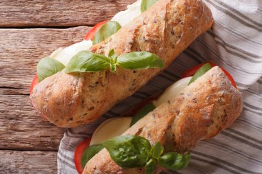 İtalyan sandviç domates, mozzarella peyniri ve fesleğen cl