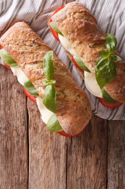 İtalyan caprese sandviç makro masanın üzerinde. Dikey Üstten Görünüm