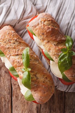 İtalyan sandviç domates, mozzarella peyniri ve fesleğen cl