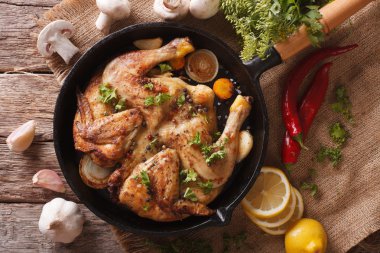 Sıcak kızarmış tavuk Tabaka ile malzemeler yakın çekim. Yatay t