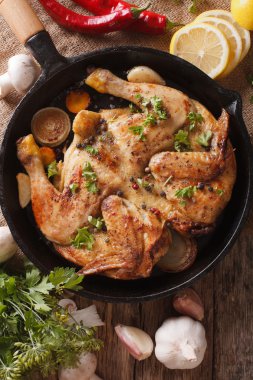 Tavuk tütün sebze yakın çekim tablosundaki ile. dikey 