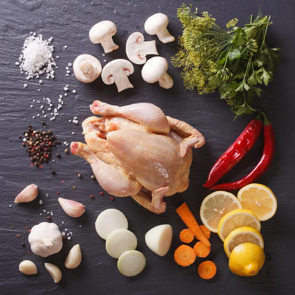 Frango cru com ingredientes para cozinhar de perto em uma ardósia boa — Fotografia de Stock