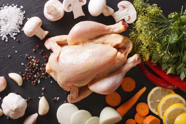 Pollo crudo con ingredientes para cocinar el caldo de cerca. Horizonte —  Fotos de Stock