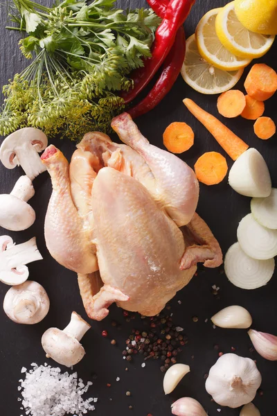 Frango cru com ingredientes para cozinhar caldo close-up. Vertica — Fotografia de Stock