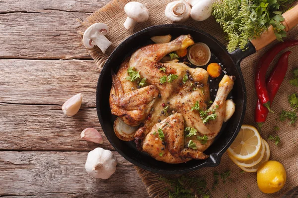 Tabac de poulet chaud frit avec des herbes et de l'ail dans une casserole. horizo — Photo