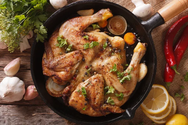 Tavuk tütün sebze yakın çekim tablosundaki ile. horizonta