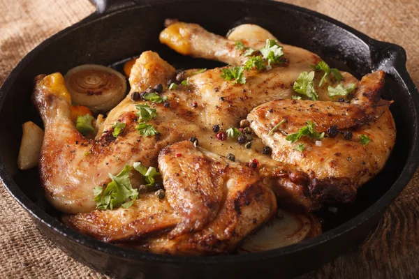 Hete Fried Chicken tabak met kruiden en knoflook in een pan. horizo — Stockfoto