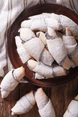 bir tabakta haşhaş doldurma yakın çekim ile hilal. dikey üst v