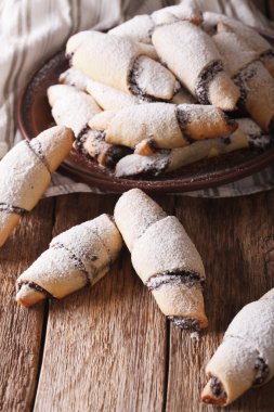 bir tabakta haşhaş doldurma yakın çekim ile hilal rulo. Dikey