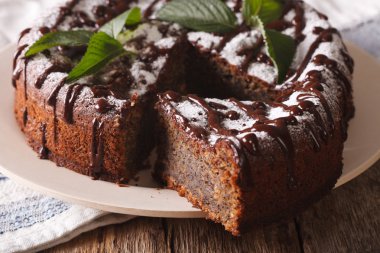 pudra şekeri ve nane yakın çekim ile haşhaş tohumu kek. horizonta