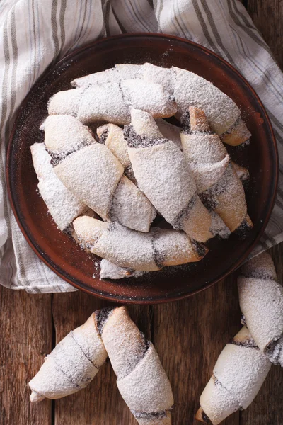 Freshly baked crescent with poppy stuffing close-up. Vertical to — Stock Photo, Image