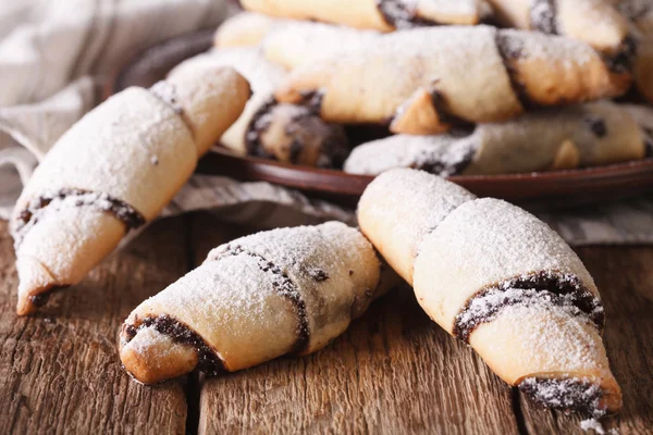 Rolos crescentes com sementes de papoula macro em uma chapa. Horizontal — Fotografia de Stock