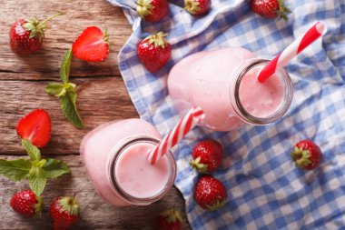Cam şişelerde soğuk çilek milkshake sekmesinde yakın çekim