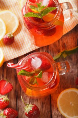 cam kavanozda çilek limonata yakın masada. Dikey