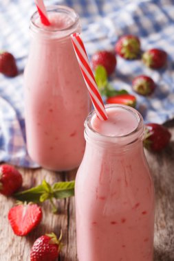 bir şişe de ev yapımı çilek milkshake makro. Dikey