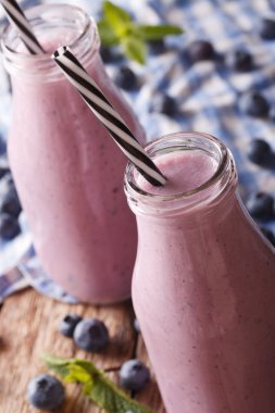 Bir cam şişe makroda nane ile soğuk blueberry smoothie. Verti