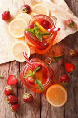 Nane ile soğuk çilek limonata bir cam kavanoza kapatın. Vert