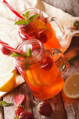 Nane ile soğuk çilek limonata bir cam kavanoza kapatın. Vert