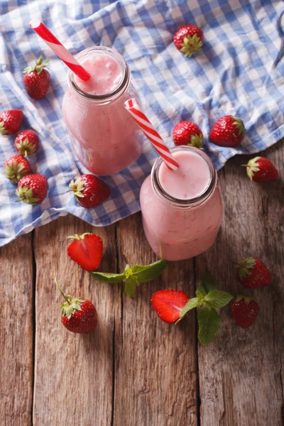 Batidos refrescantes de fresas en un primer plano de botella de vidrio. Ve. —  Fotos de Stock