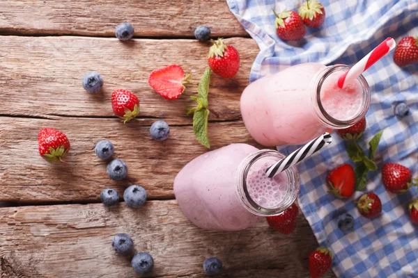 Milkshake casero con fresas y arándanos. Horizontal — Foto de Stock